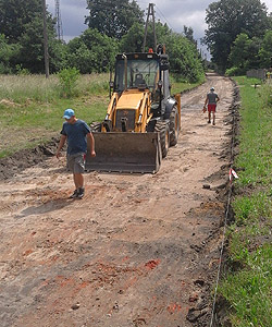 Zdjęcie drogi gimnna przygotowywana do układania kostki