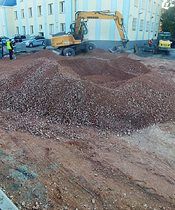 Białobrzegi koło Radomia, komenda policji, wypełnienie pod kostkę